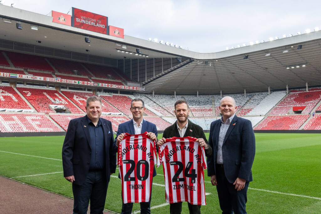 THORN UND ZUMTOBEL GEBEN PARTNERSCHAFT MIT SUNDERLAND AFC BEKANNT: Neil Thompson, Key Account Manager Zumtobel Group UK, und Paul Kilburn, Zumtobel Group Managing Director UK & Irland, mit David Bruce, Chief Business Officer von Sunderland AFC, und Ashley Peden, Chief Commercial Officer von Sunderland AFC. Foto: Joss Guest., © Aussender (13.11.2024) 