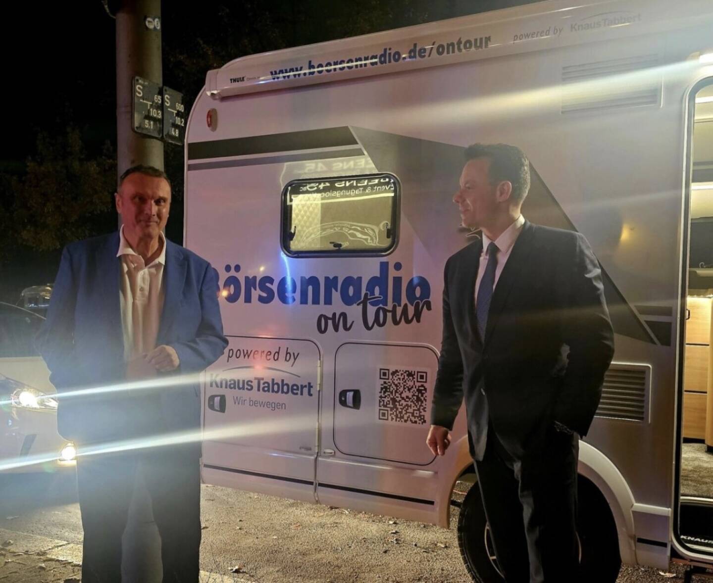 Börsenradio on tour: Peter Heinrich und Christoph Boschan vor dem mobilen Knaus Tabbert Studio