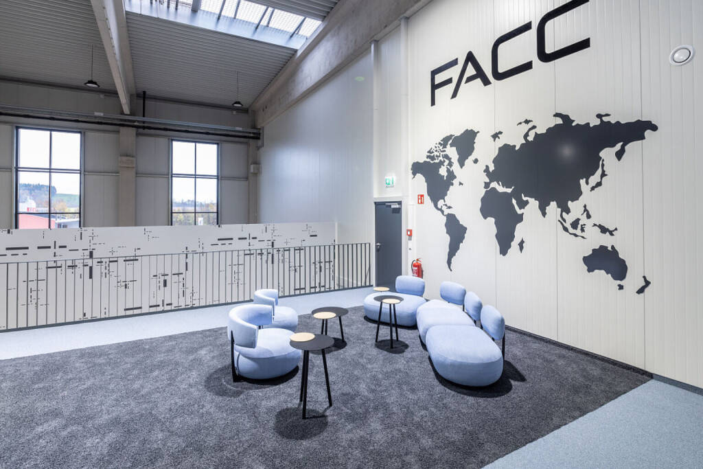 Die FACC Academy ist eröffnet: Bei der Planung und Gestaltung der FACC Academy wurde großer Wert auf einen offenen und kommunikativen Raum gelegt, der dem gemeinsamen Austausch dienen soll und als internes Forum und Diskussionsplattform fungieren wird. © FACC - Rambossek, © Aussender (19.11.2024) 