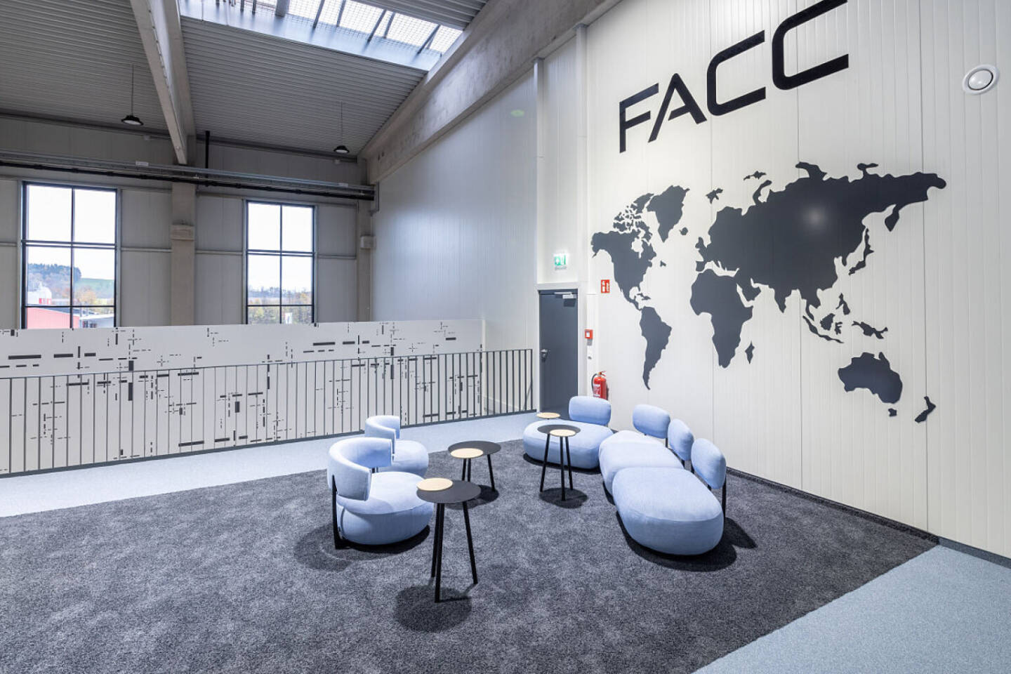 Die FACC Academy ist eröffnet: Bei der Planung und Gestaltung der FACC Academy wurde großer Wert auf einen offenen und kommunikativen Raum gelegt, der dem gemeinsamen Austausch dienen soll und als internes Forum und Diskussionsplattform fungieren wird. © FACC - Rambossek