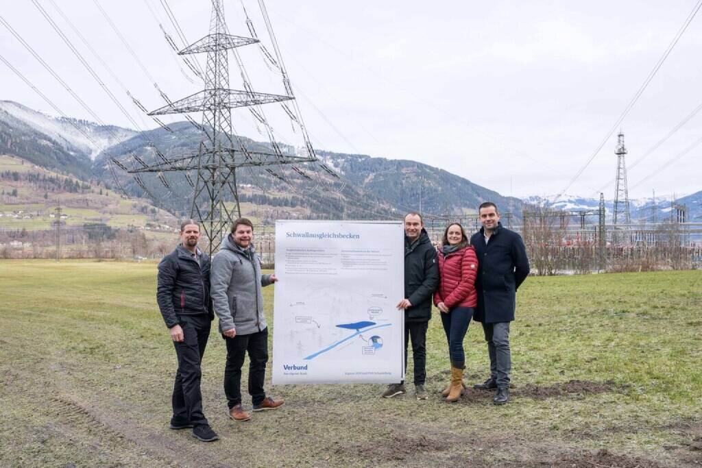 Verbund: Im Piesendorfer Ortsteil Kottingeinöden wird das Ausgleichbecken entstehen. v.l.n.r Projektleiter PSW Schaufelberg Thomas Etzer, Bürgermeister Piesendorf Bernhard Auernigg, Bürgermeister Kaprun Domenik David, Werksgruppenleiterin Kaprun Tanja Janisch-Breuer, Gesamtprojektleiter Christian Rieder, Foto: Verbund, © Aussender (22.11.2024) 