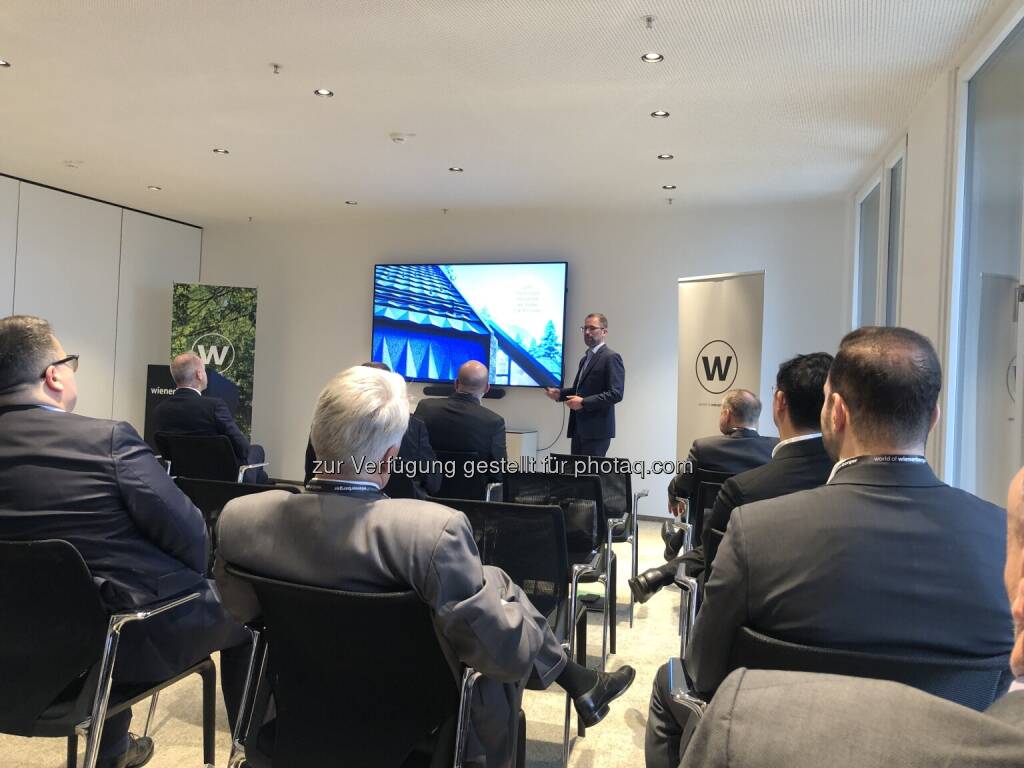 wienerberger Investorentag 2024: Christian Reingruber, CSO Roof Solutions & Applications: Vor allem bei Renovierungen ist das Wachstum im Dachbereich aussichtsreich. In Europa müssen 35 Mio. Häuser thermisch saniert werden, um den Wärmeverlust über das Dach zu verringern. Umsatzsteigerungen sollen mit komplementären Produkten erreicht werden. Ein Ziel ist es zudem, führend bei In-Dach PV-Lösungen in Europa zu werden. Nach dem Motto: Vom Schutzdach zum Nutzdach (Sonnenenergie, Regenwasser sammeln und für Bewässerung nutzen ...) (11.12.2024) 