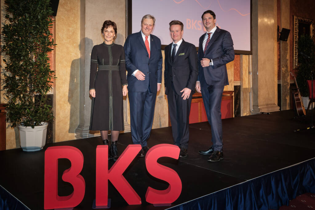 Die BKS Bank lud zum stimmungsvollen Neujahrsempfang. V.l.n.r.: BKS Bank-Vorstandsmitglied Claudia Höller, BKS Bank-Vorstandsvorsitzender Nikolaus Juhász, Präsident der Industriellen Vereinigung Georg Knill und BKS Bank-Vorstandsmitglied Dietmar Böckmann.@ Florian Albert (10.01.2025) 