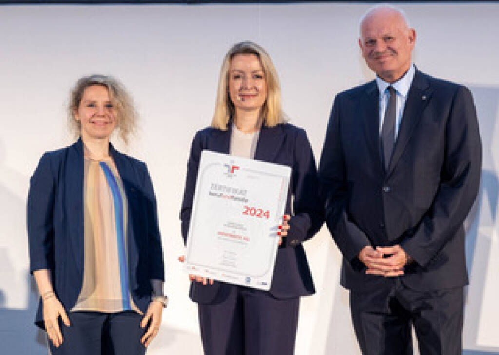 Auszeichnung als Arbeitgeber für Novomatic: Mag. (FH) Denise Eisenberger (NOVOMATIC AG), SC Bernadett Humer, MSc (Familie & Beruf Management GmbH), Dr. Klaus Niedl (NOVOMATIC AG); Fotocredit: Harald Schlossko, © Aussendung (05.02.2025) 