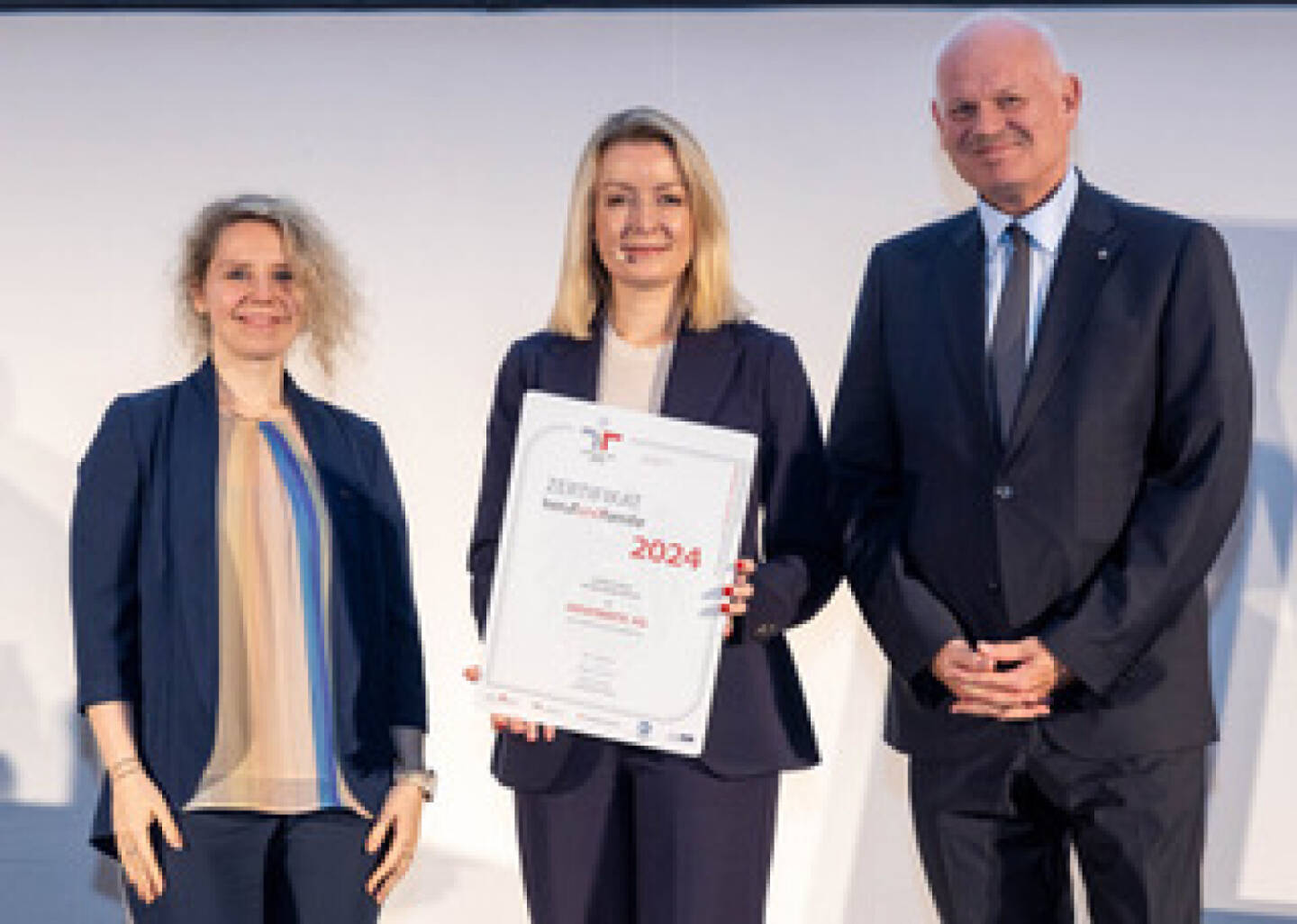 Auszeichnung als Arbeitgeber für Novomatic: Mag. (FH) Denise Eisenberger (NOVOMATIC AG), SC Bernadett Humer, MSc (Familie & Beruf Management GmbH), Dr. Klaus Niedl (NOVOMATIC AG); Fotocredit: Harald Schlossko