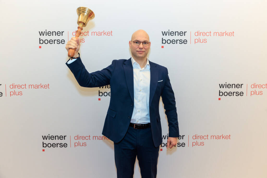 Steyr Motors startet im direct market plus der Wiener Börse: Julian Cassutti, CEO Steyr Motors AG, läutet die Börsenglocke (© Wiener Börse/Alexander Felten), © Aussender (10.02.2025) 