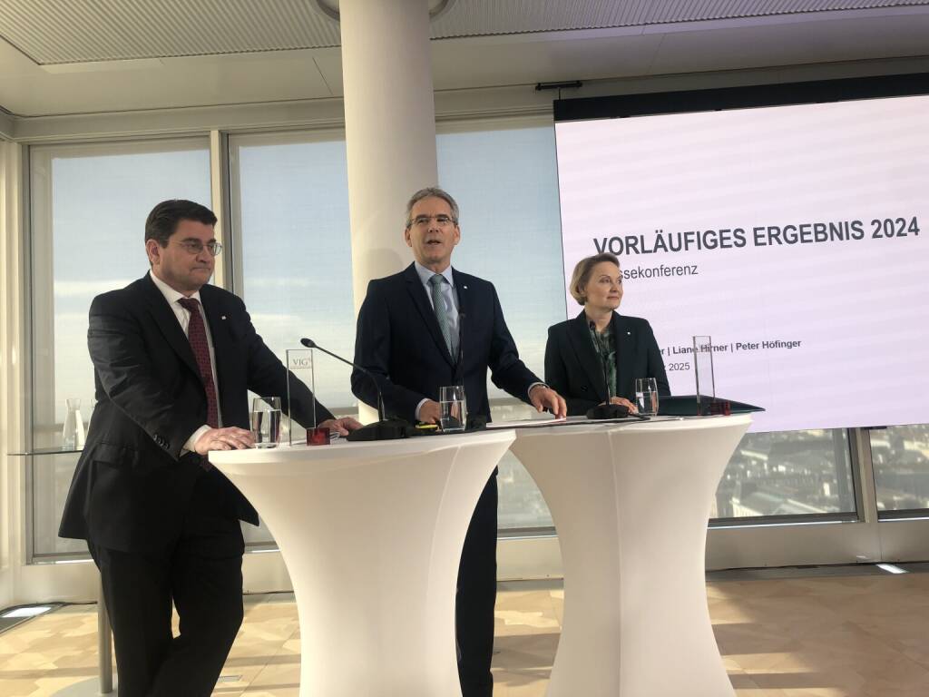 VIG Pressekonferenz: Vorstände Peter Höfinger, Hartiwg Löger (CEO), Liane Hirner (12.03.2025) 