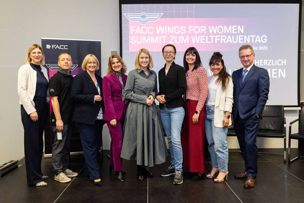 Das Frauennetzwerk FACC Wings for Women lud diesen Donnerstag anlässlich des Weltfrauentages zum Summit ins FACC Technologiezentrum in St. Martin im Innkreis ein. v.l.n.r.: Martina Hamedinger (VP HR), Thomas Flotzinger (Director Design | Wingman von FACC Wings for Women), Beate Zechmeister (Leiterin Frauenreferat Oberösterreich), Michaela Ernst (Sheconomy), Landeshauptmann-Stellvertreterin von Oberösterreich Mag.a Christine Haberlander, Stefanie Geppert (Vorarbeiterin), Sabine Lenzbauer (VP Procurement | Präsidentin Wings for Women), Theresa Neumüller (Geschäftsführerin Neumüller Rolltore GmbH), Andreas Ockel (FACC COO | Wingman von FACC Wings for Women)© FACC / Anna (14.03.2025) 