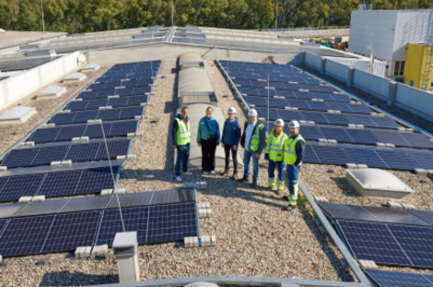 Porr setzt auf Photovoltaik: Die Anlage in Wien-Simmering umfasst 900 Module und eine Leistung von 414 kWp © Oberbramberger