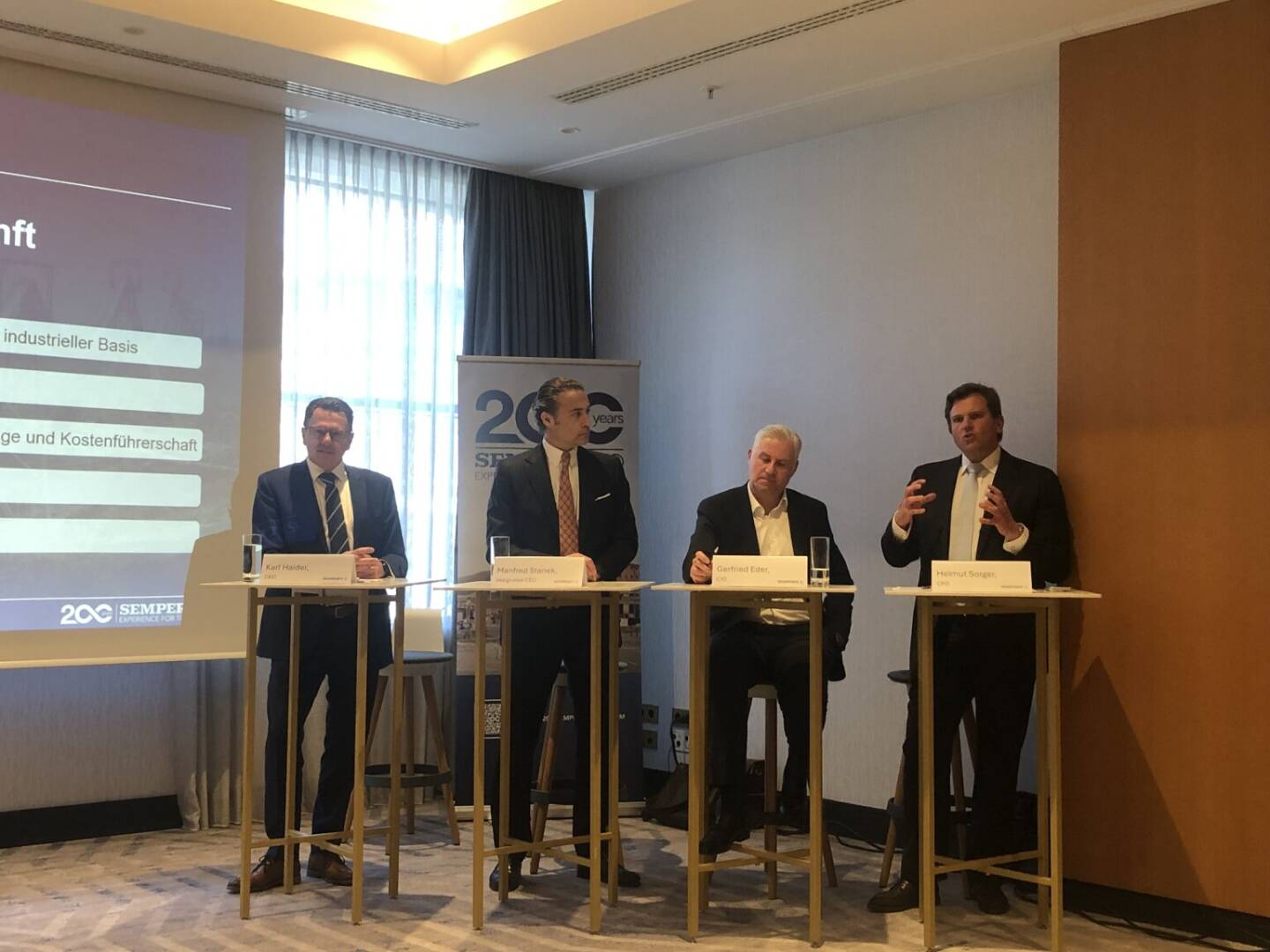 Bilanzpressekonferenz Semperit am 20. März 2025: v.li Karl Haider (CEO bis Ende März), Manfred Stanek (CEO), Gerfried Eder (CIO), Helmut Sorger (CFO)