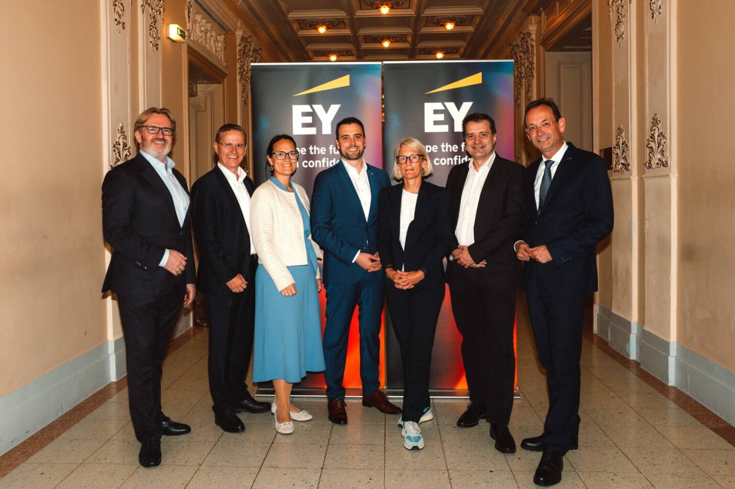 EY LINZ LUD ZU „JAZZ & DINNER“ - Exklusiver Konzertabend für Oberösterreichs Top-Unternehmen v.l.n.r.: Ing. Thomas Bründl, CEO Starlim Spritzguss GmbH & Vizepräsident IV OÖ; Ing. Dr. Jürgen Harich, CFO OÖ Wohnbau; Mag. Martina Geisler, Partnerin EY; Mag. Florian Heindl, CFO FACC AG; Dr. Christina Khinast-Sittenthaler, Partnerin EY; Dr. Markus Knasmüller, Geschäftsführer BMD SYSTEMHAUS GesmbH; Mag. Erich Lehner, Partner EY, Foto Copyright: EY/Alexander Solc