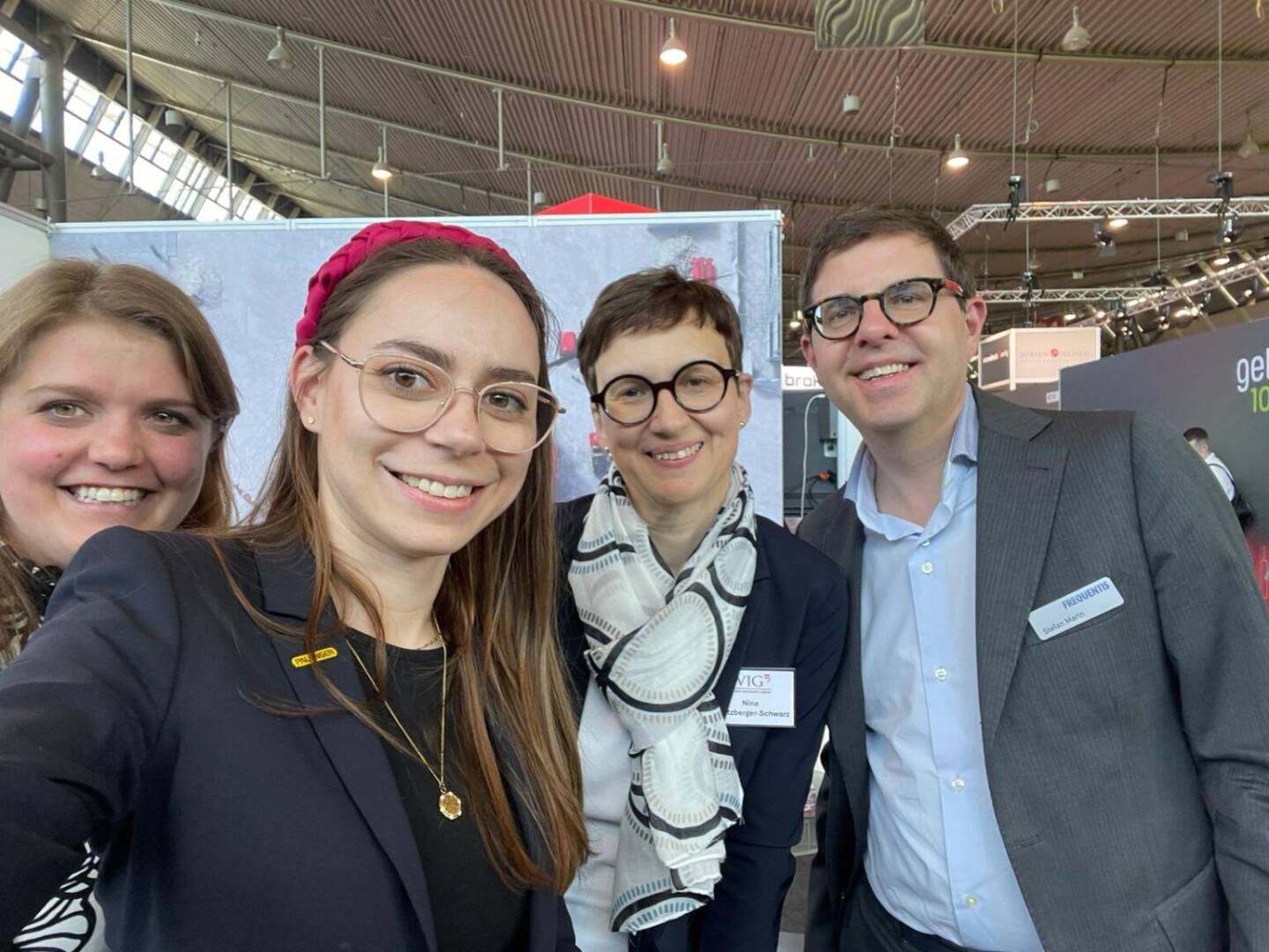 Palfinger, Porr, Frequentis und VIG sind auf der Invest in Stuttgart, am Freitag Früh hatte ich um einen MP3-Stimmungsbericht gebeten und Stefan Marin von Frequentis hat diesen mit v.li. Lisa Galuska (Porr), Sabrina Heinritz (Palfinger) und Nina Higatzberger-Schwarz (VIG) gecheckt. Danke! Tja und auch die Namen Reuter und Roither haben hier Bedeutung und es gibt gute Stimmung für österreichische Aktien im Schwabenland, konkret auf der grössten Finanzmesse der DACH-Region, der Stuttgarter Invest. Und das geilste ist, dass alle vier auch beim Österreichischen Aktientag in einem riesigen Kino präsent sind. Wir freuen uns auf Euch, Details zum Aktientag unter http://www.kapitalmarkt-stimme.at . Eintritt frei! 