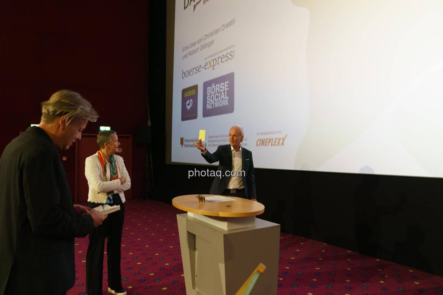 1. Aktientag von Börse Social und Börse Express im Cineplexx Kino, v.li. Robert Gillinger (Börse Express), Angelika Sommer-Hemetsberger (Vorständin OeKB), Christian Drastil (Börse Social, kapitalmarkt-stimme.at)