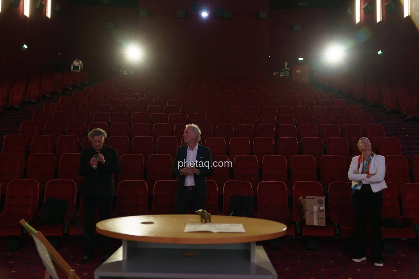 1. Aktientag von Börse Social und Börse Express im Cineplexx Kino, v.li. Robert Gillinger (Börse Express), Christian Drastil (Börse Social, kapitalmarkt-stimme.at), Angelika Sommer-Hemetsberger (Vorständin OeKB)