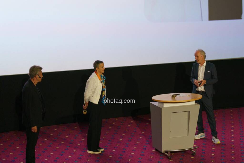 1. Aktientag von Börse Social und Börse Express im Cineplexx Kino, v.li. Robert Gillinger (Börse Express), Angelika Sommer-Hemetsberger (Vorständin OeKB), Christian Drastil (Börse Social, kapitalmarkt-stimme.at) (14.05.2025) 