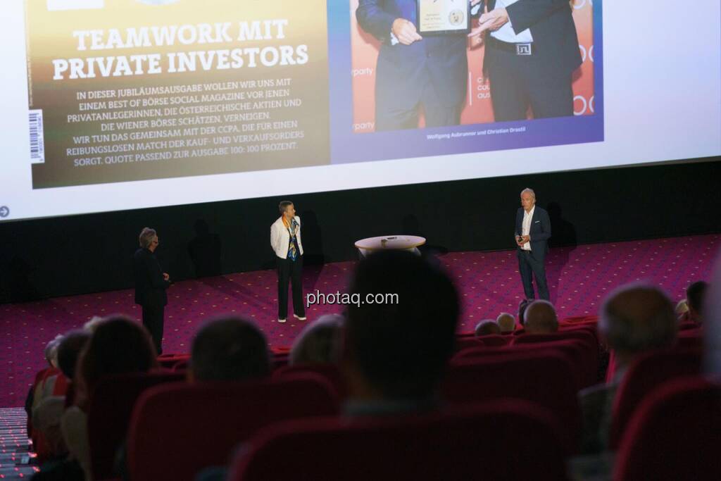 1. Aktientag von Börse Social und Börse Express im Cineplexx Kino, v.li. Robert Gillinger (Börse Express), Angelika Sommer-Hemetsberger (Vorständin OeKB), Christian Drastil (Börse Social, kapitalmarkt-stimme.at) (14.05.2025) 