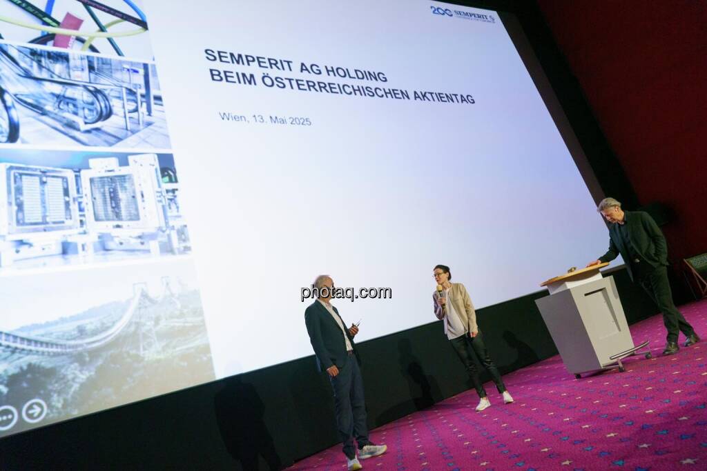 1. Aktientag von Börse Social und Börse Express im Cineplexx Kino, v.li.: Christian Drastil (Börse Social, kapitalmarkt-stimme.at), Bettina Schragl (IR Semperit), Robert Gillinger (Börse Express) (14.05.2025) 
