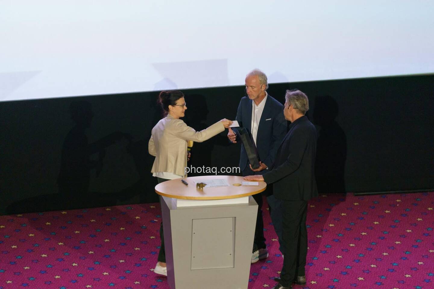 1. Aktientag von Börse Social und Börse Express im Cineplexx Kino, v.li.: Bettina Schragl (IR Semperit), Christian Drastil (Börse Social, kapitalmarkt-stimme.at), Robert Gillinger (Börse Express)