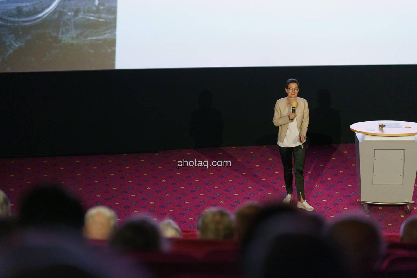 1. Aktientag von Börse Social und Börse Express im Cineplexx Kino, v.li.: Bettina Schragl (IR Semperit)