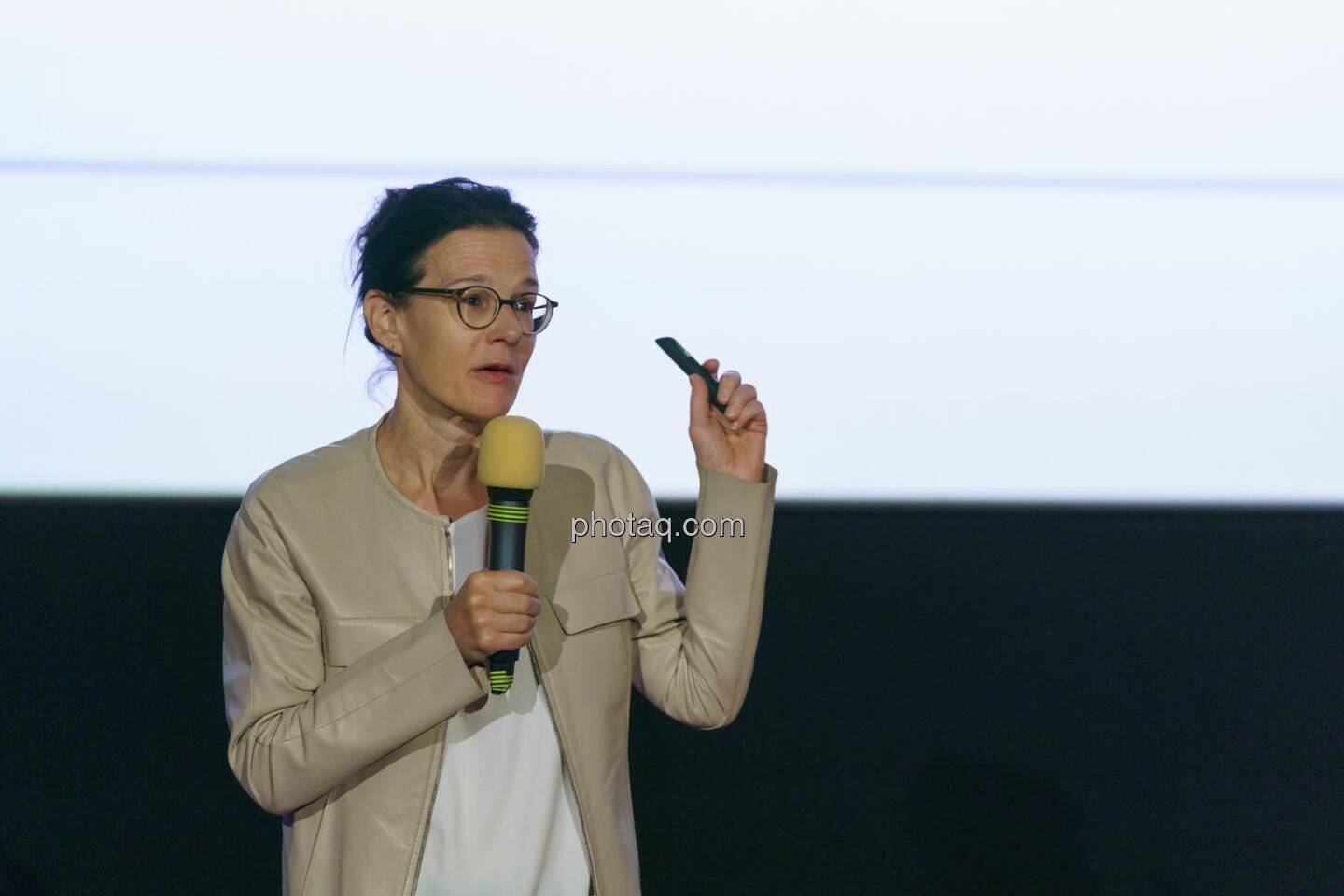 1. Aktientag von Börse Social und Börse Express im Cineplexx Kino, v.li.: Bettina Schragl (IR Semperit)