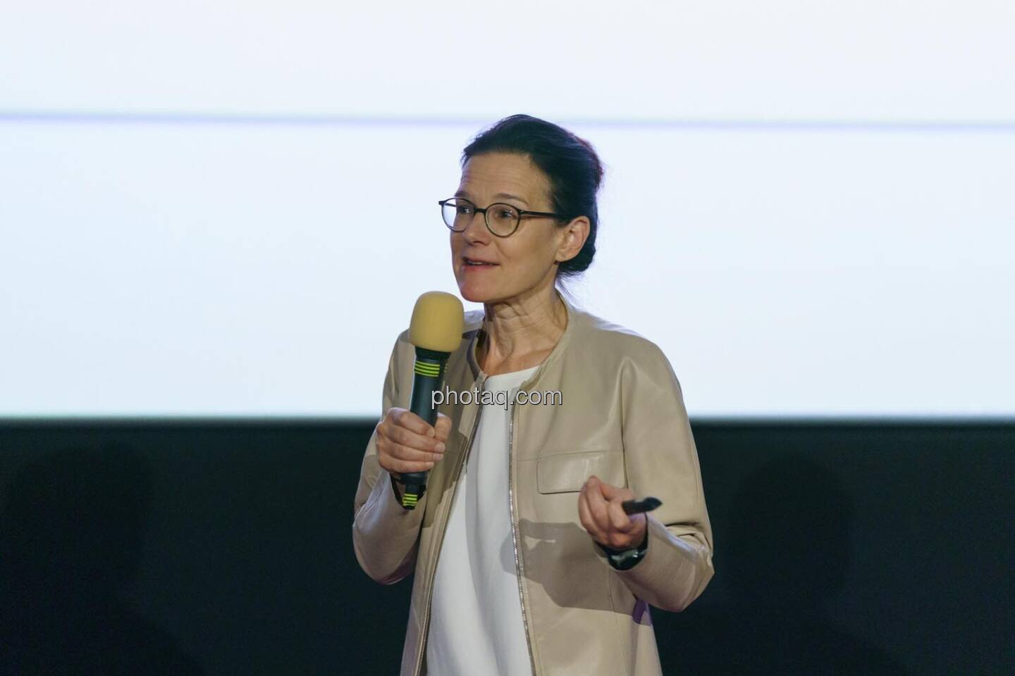 1. Aktientag von Börse Social und Börse Express im Cineplexx Kino, v.li.: Bettina Schragl (IR Semperit)