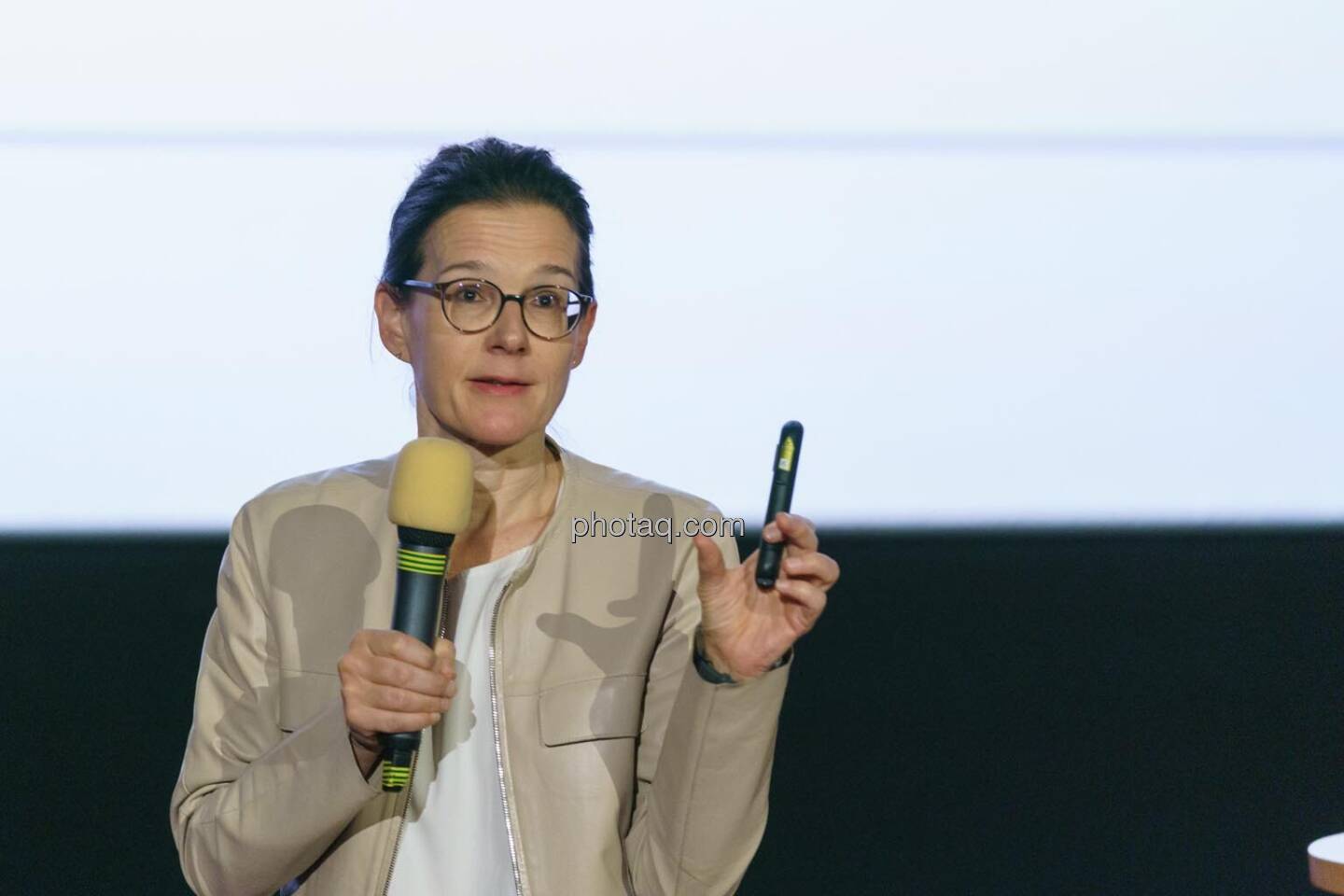 1. Aktientag von Börse Social und Börse Express im Cineplexx Kino, v.li.: Bettina Schragl (IR Semperit)