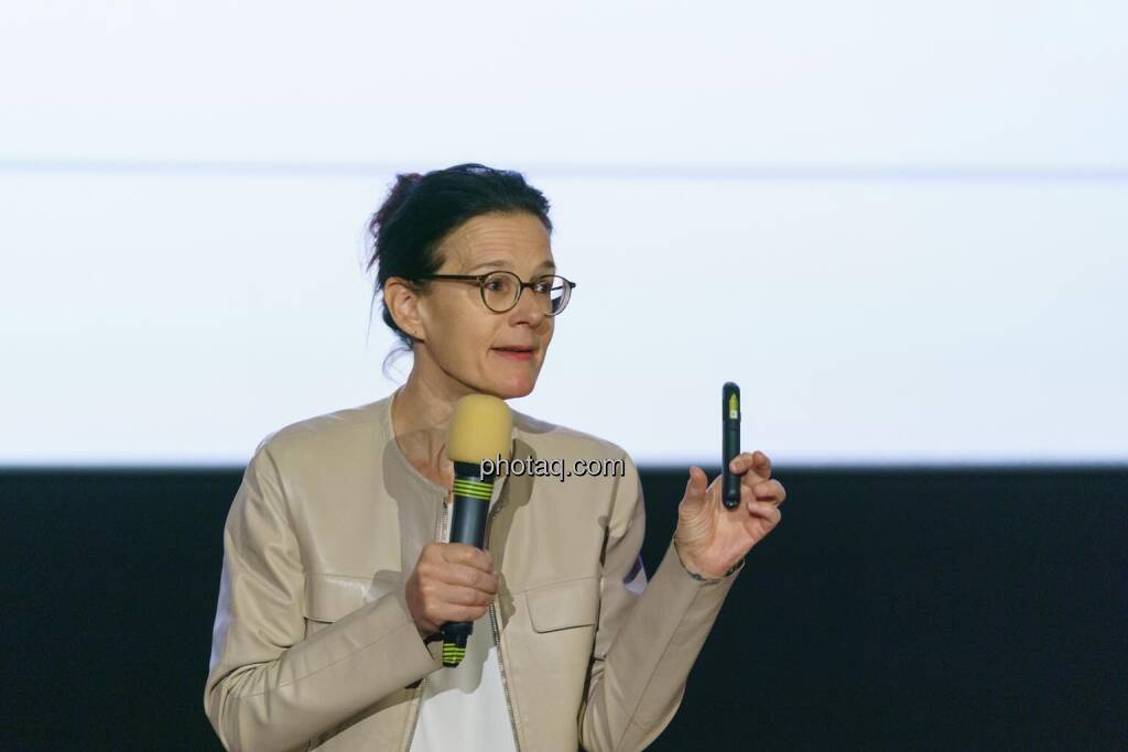1. Aktientag von Börse Social und Börse Express im Cineplexx Kino, v.li.: Bettina Schragl (IR Semperit) (14.05.2025) 