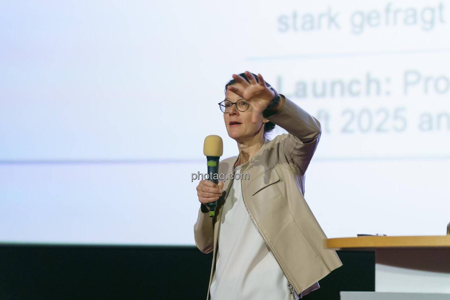 1. Aktientag von Börse Social und Börse Express im Cineplexx Kino, v.li.: Bettina Schragl (IR Semperit)