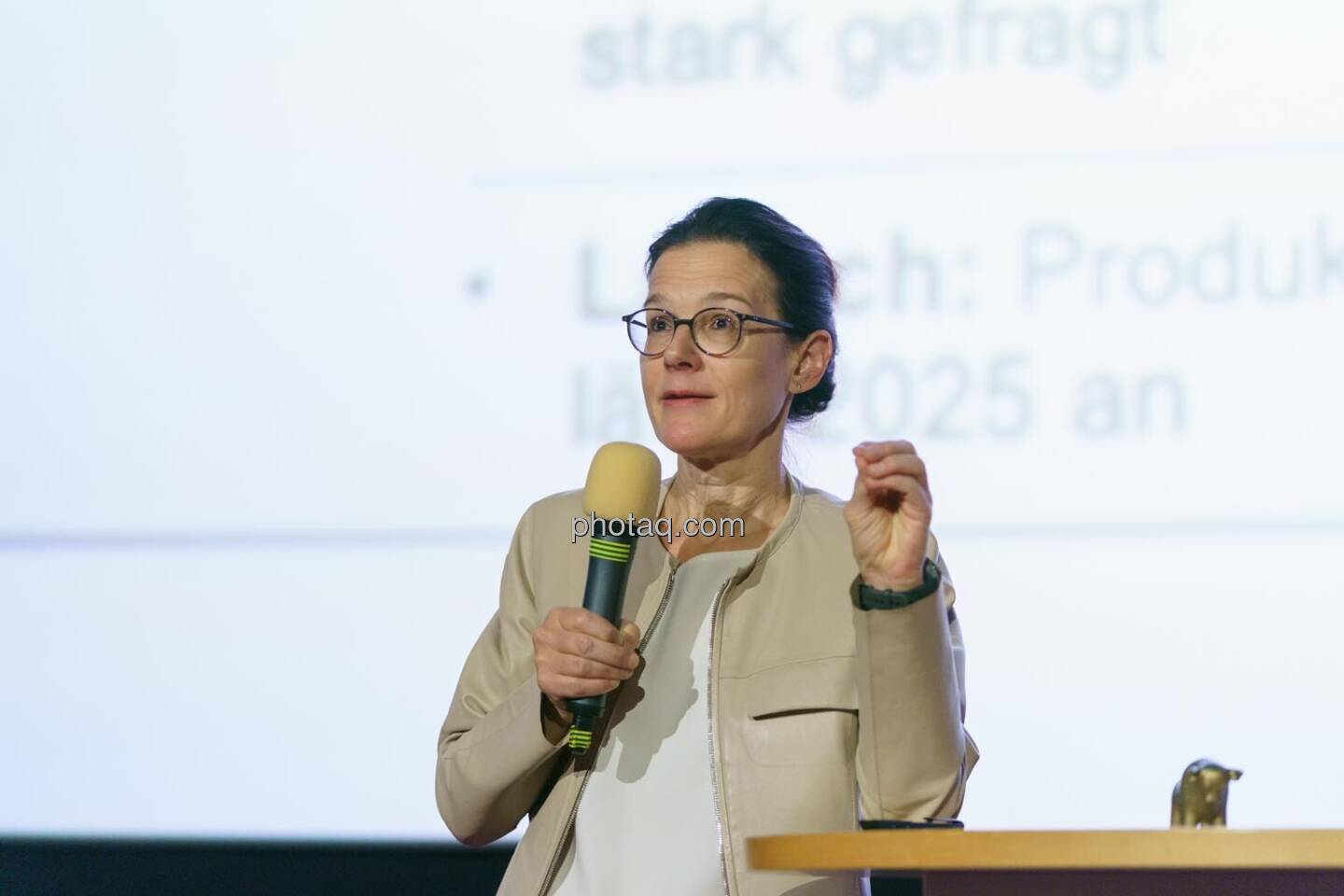 1. Aktientag von Börse Social und Börse Express im Cineplexx Kino, v.li.: Bettina Schragl (IR Semperit)