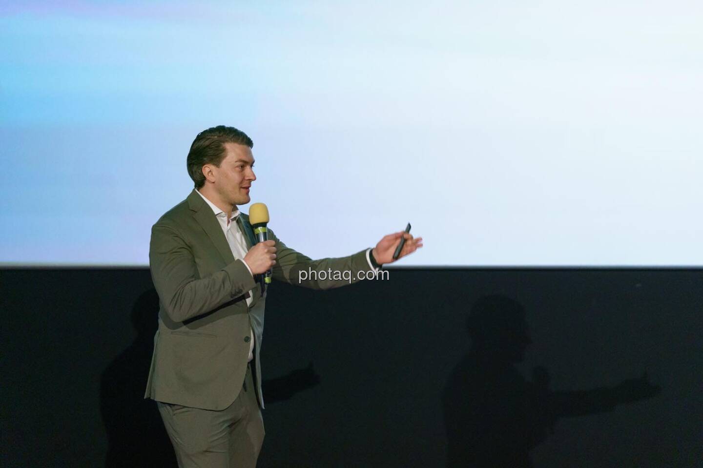 1. Aktientag von Börse Social und Börse Express im Cineplexx Kino, Präsentation UKO Microshops, CEO Moritz Unterkofler