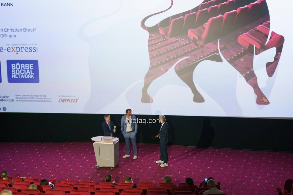 1. Aktientag von Börse Social und Börse Express im Cineplexx Kino, Präsentation RWT AG, CEO Reinhard Thor, Sänger Steve Kalen, Christian Drastil (Börse Social, kapitalmarkt-stimme.at) (14.05.2025) 