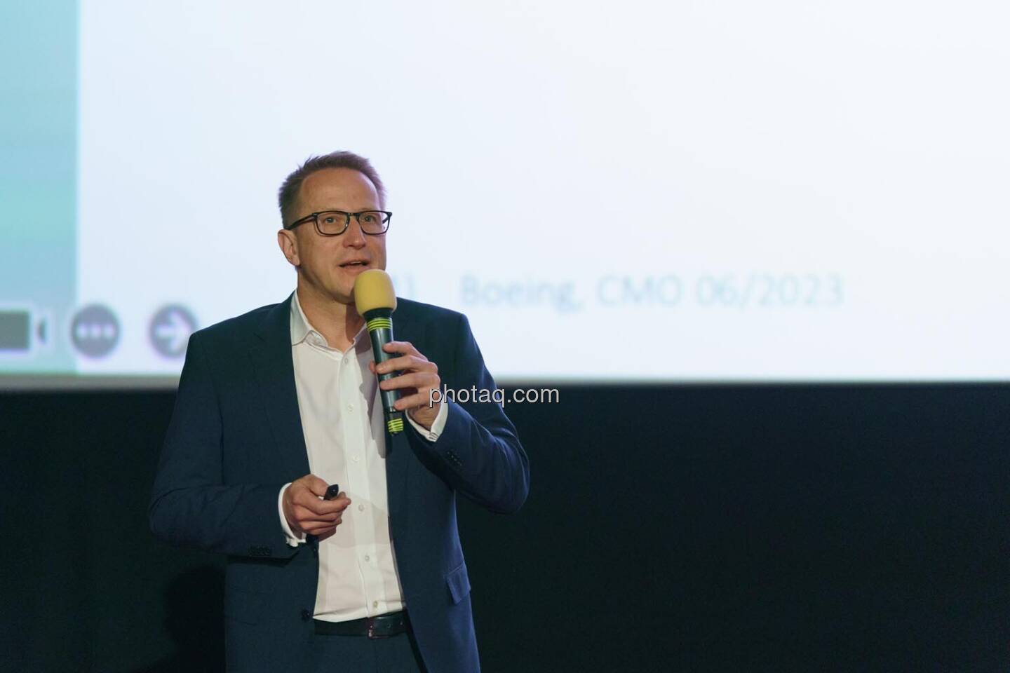 1. Aktientag von Börse Social und Börse Express im Cineplexx Kino, Präsentation Flughafen Wien AG, Bernd Maurer (IR)