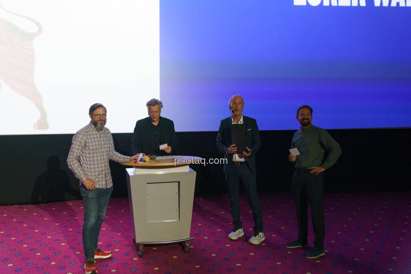 1. Aktientag von Börse Social und Börse Express im Cineplexx Kino, Präsentation wikifolio, Andreas Kern (CEO), Rboert Gillinger (Börse Express), Christian Drastil (Börse Social, kapitalmarkt-stimme.at), Ritschy Dobetsberger (Umbrella Strategie, wikifolio)