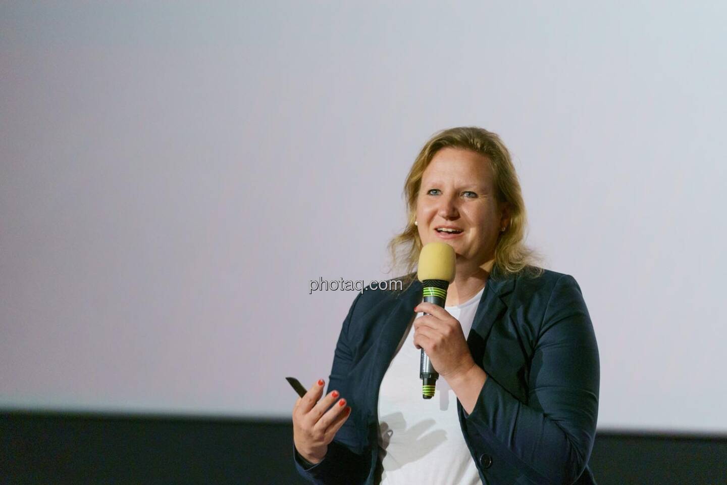 1. Aktientag von Börse Social und Börse Express im Cineplexx Kino, Präsentation BAWAG, Jutta Wimmer (IR)