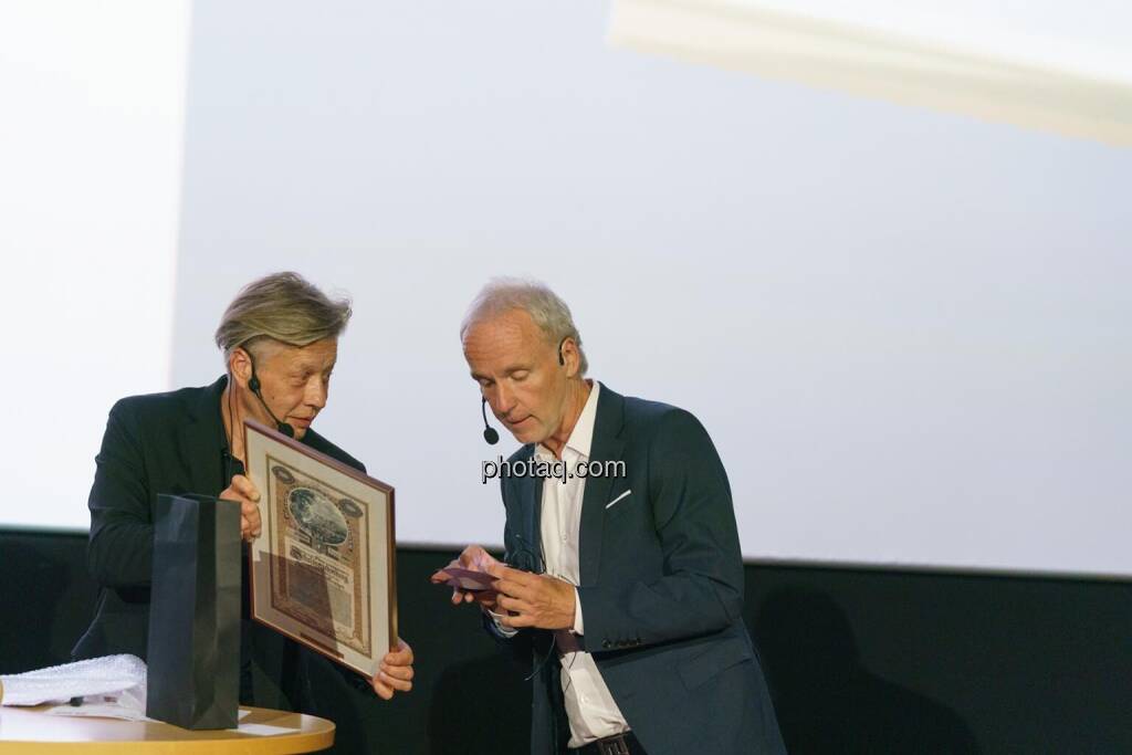 1. Aktientag von Börse Social und Börse Express im Cineplexx Kino, Tombola-Preis Historische Wertpapiere, Robert Gillinger (Börse Express), Christian Drastil (Börse Social, kapitalmarkt-stimme.at) (14.05.2025) 