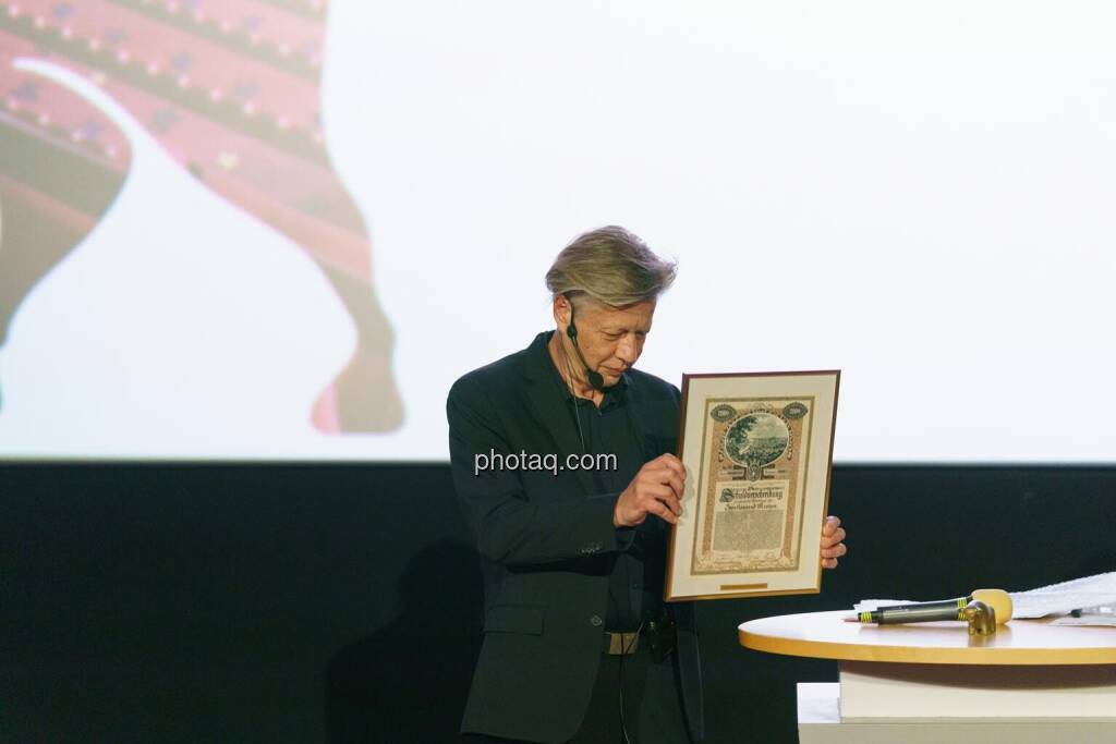1. Aktientag von Börse Social und Börse Express im Cineplexx Kino, Tombola-Preis Historische Wertpapiere, Robert Gillinger (Börse Express) (14.05.2025) 