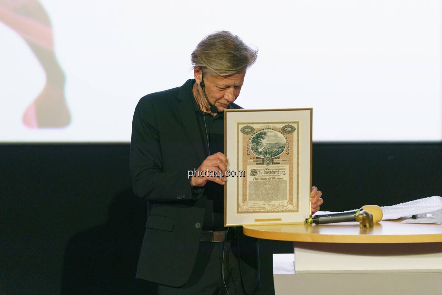 1. Aktientag von Börse Social und Börse Express im Cineplexx Kino, Tombola-Preis Historische Wertpapiere, Robert Gillinger (Börse Express)