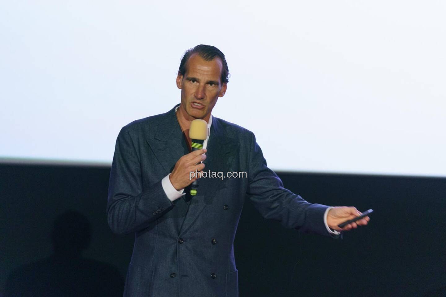 1. Aktientag von Börse Social und Börse Express im Cineplexx Kino, Studienpräsentation von Thomas Schwabl von Marketagent zu Österreichischen Aktien