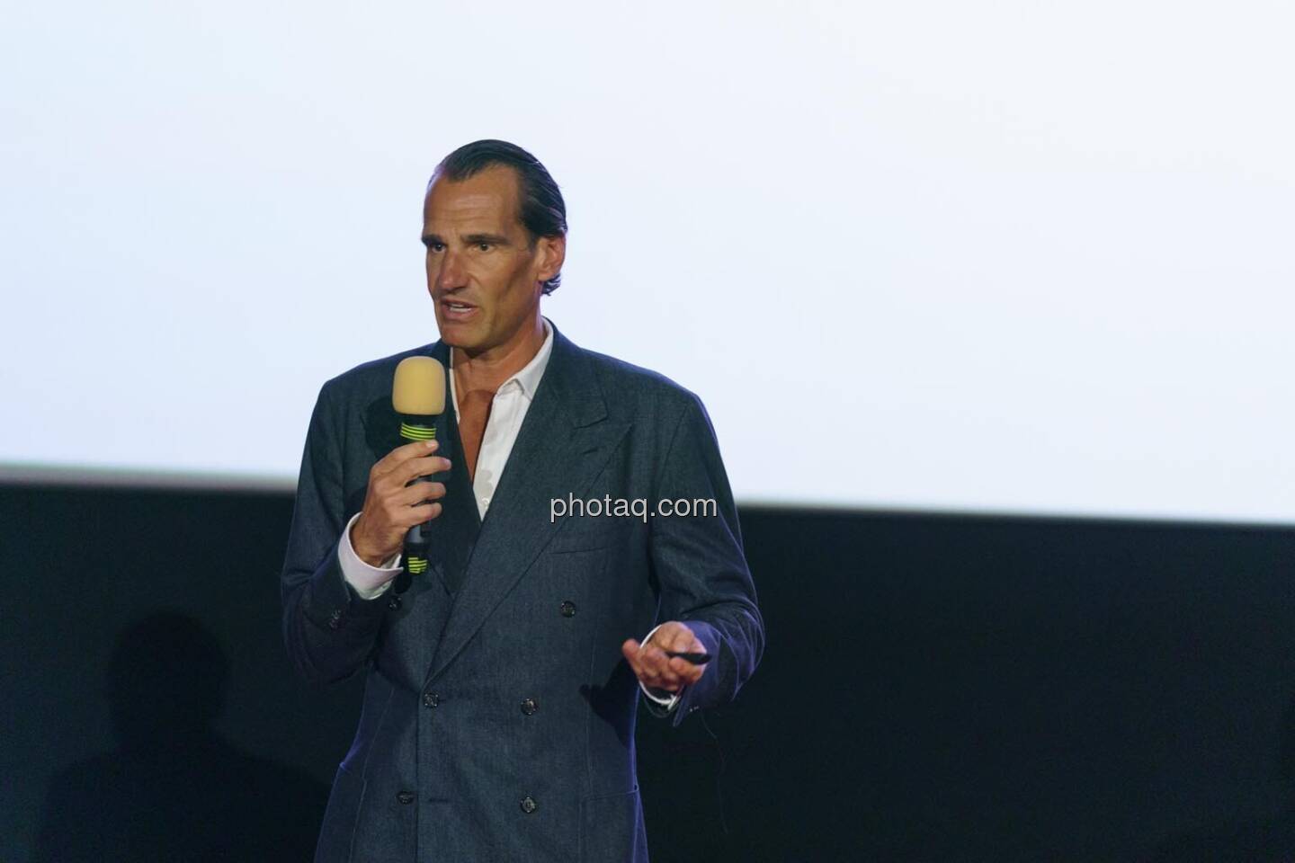 1. Aktientag von Börse Social und Börse Express im Cineplexx Kino, Studienpräsentation von Thomas Schwabl von Marketagent zu Österreichischen Aktien