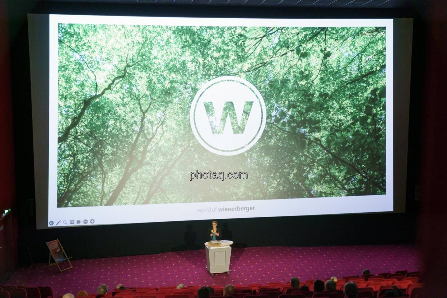 1. Aktientag von Börse Social und Börse Express im Cineplexx Kino, Präsentation wienerberger, Therese Jander (IR)
