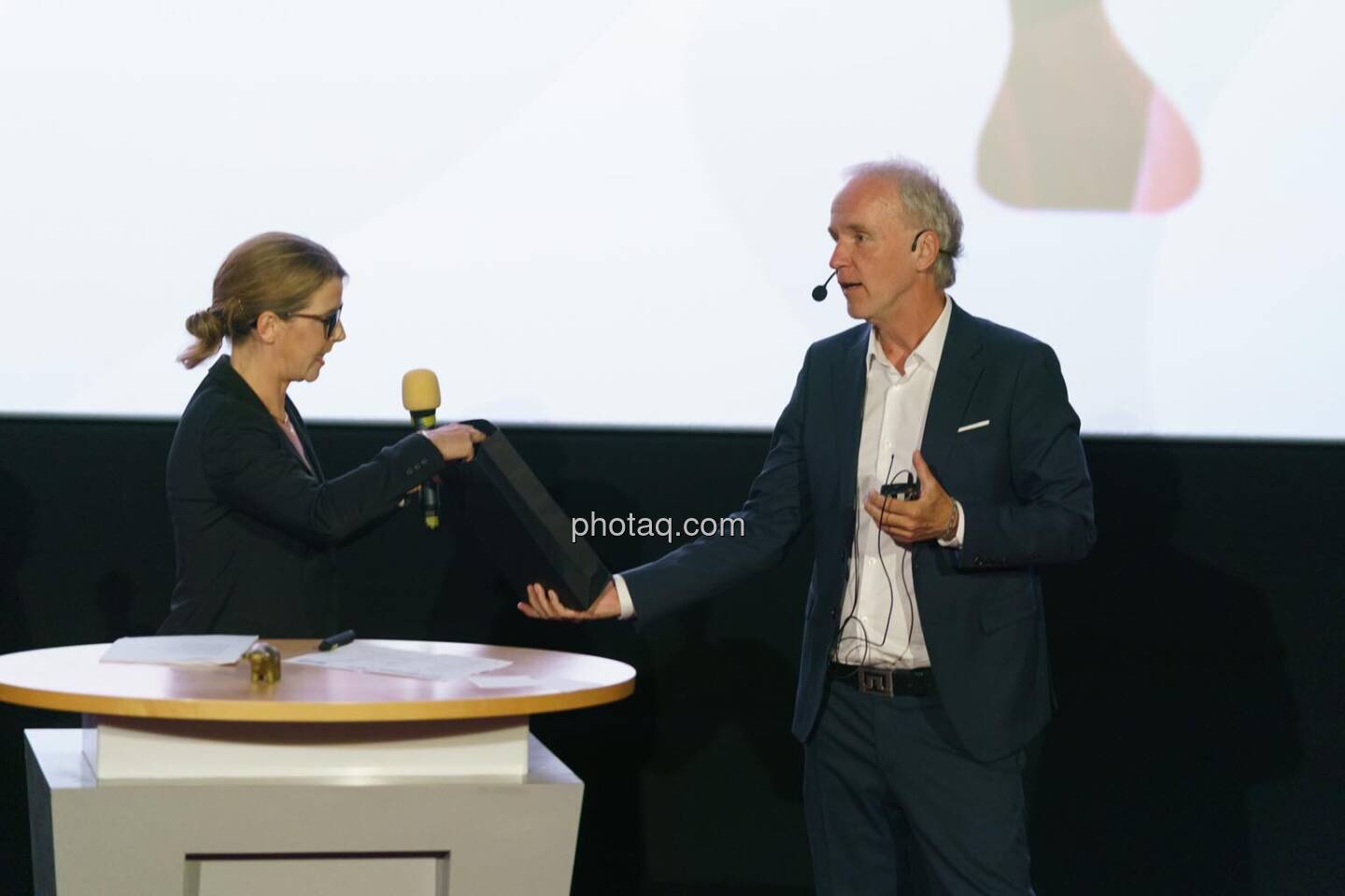 1. Aktientag von Börse Social und Börse Express im Cineplexx Kino, Präsentation wienerberger, Therese Jander (IR), Christian Drastil (Börse Social, kapitalmarkt-stimme.at)