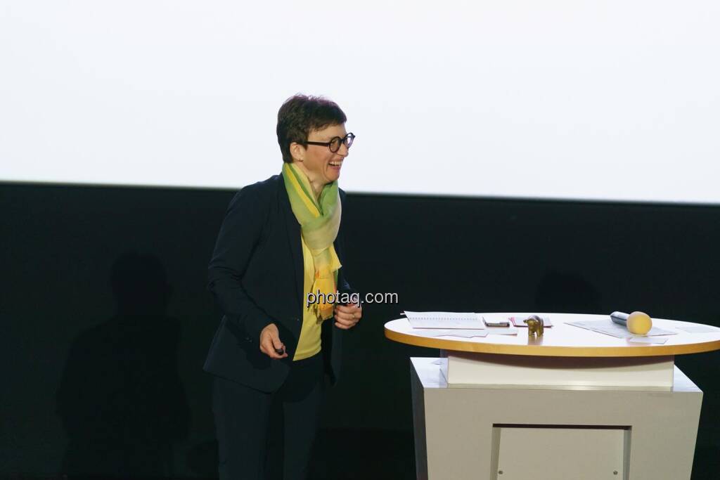 1. Aktientag von Börse Social und Börse Express im Cineplexx Kino, Präsentation VIG, Nina Higatzberger (IR) (14.05.2025) 