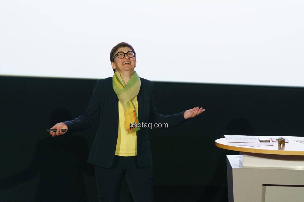 1. Aktientag von Börse Social und Börse Express im Cineplexx Kino, Präsentation VIG, Nina Higatzberger (IR) (14.05.2025) 
