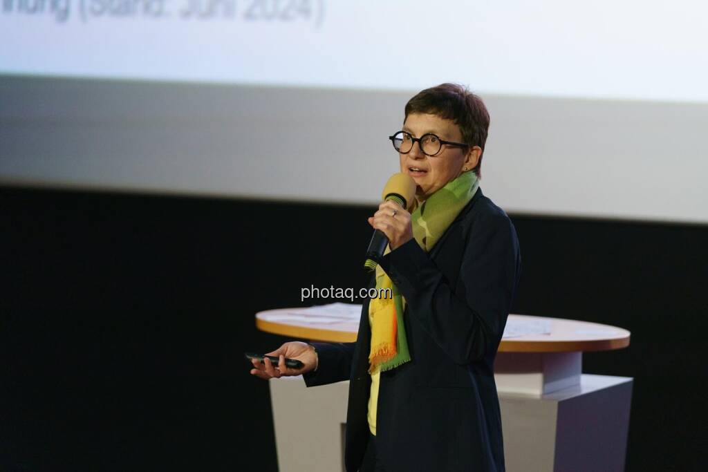 1. Aktientag von Börse Social und Börse Express im Cineplexx Kino, Präsentation VIG, Nina Higatzberger (IR) (14.05.2025) 