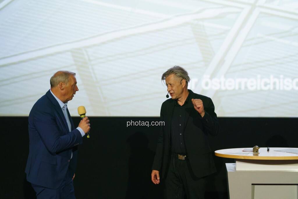 1. Aktientag von Börse Social und Börse Express im Cineplexx Kino, Präsentation Palfinger AG, Hannes Roither (IR), Robert Gillinger (Börse Express) (14.05.2025) 