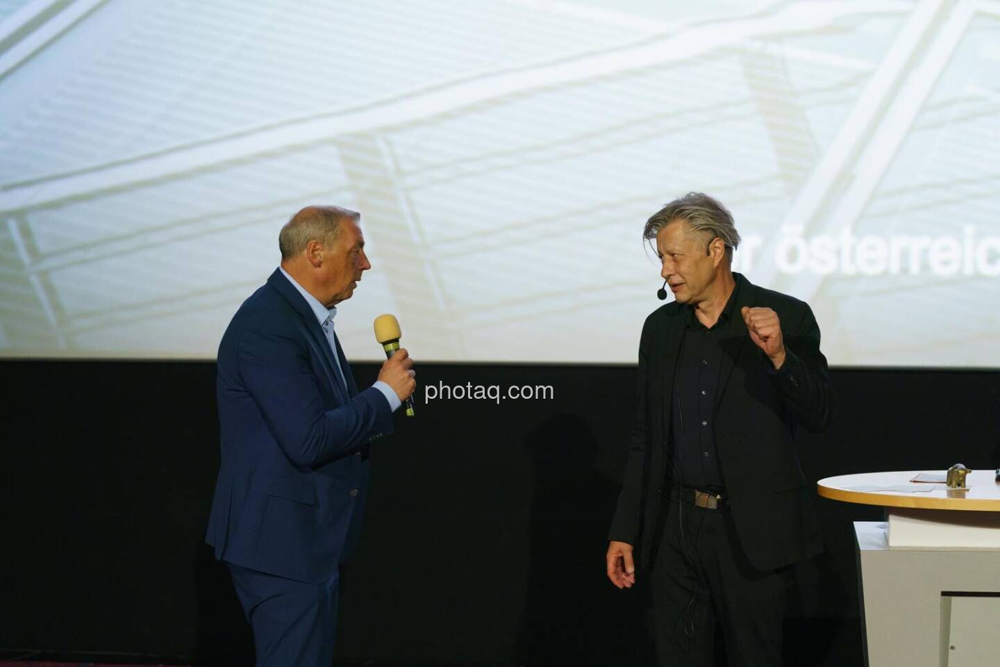 1. Aktientag von Börse Social und Börse Express im Cineplexx Kino, Präsentation Palfinger AG, Hannes Roither (IR), Robert Gillinger (Börse Express)