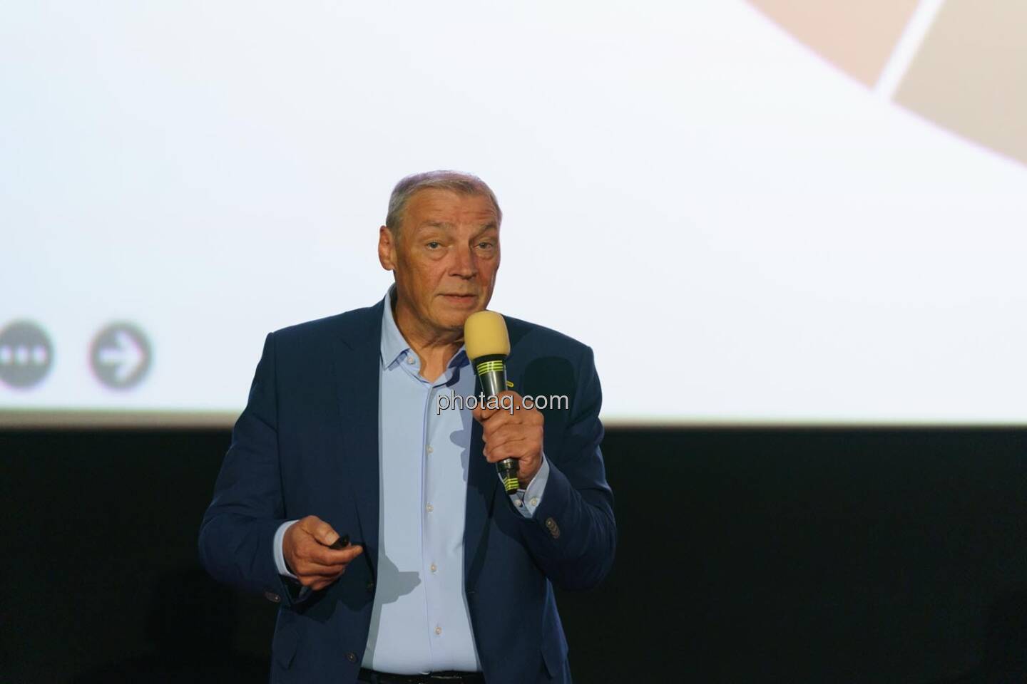 1. Aktientag von Börse Social und Börse Express im Cineplexx Kino, Präsentation Palfinger AG, Hannes Roither (IR)