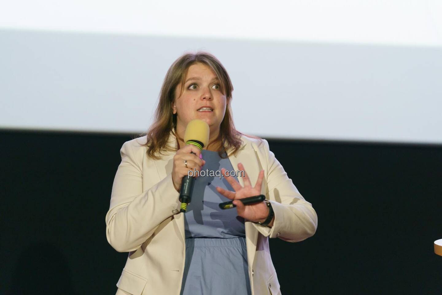 1. Aktientag von Börse Social und Börse Express im Cineplexx Kino, Präsentation PORR AG, Lisa Galuska (IR)