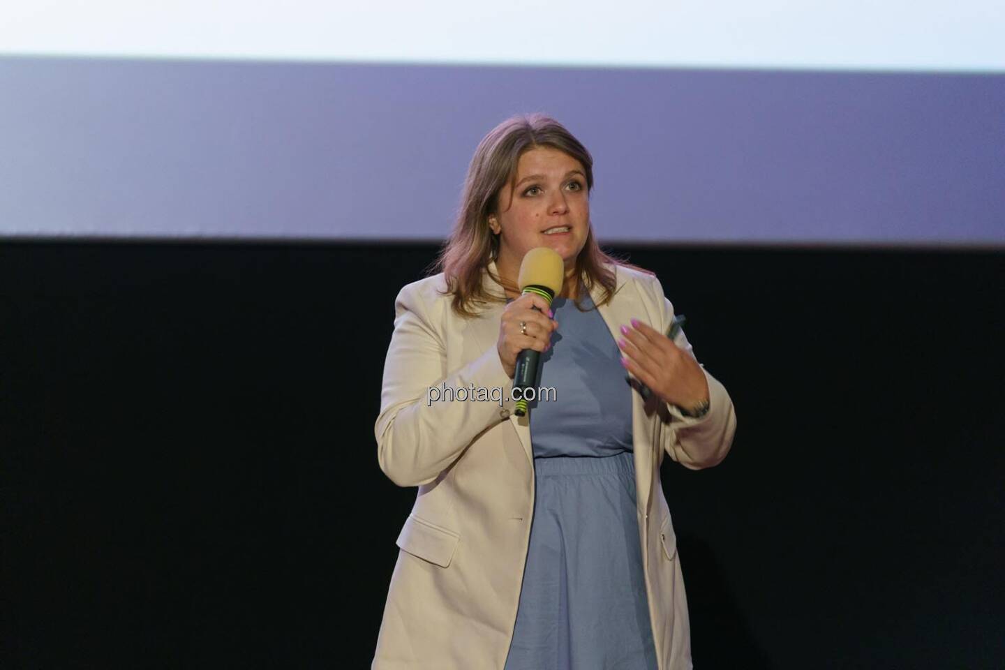 1. Aktientag von Börse Social und Börse Express im Cineplexx Kino, Präsentation PORR AG, Lisa Galuska (IR)