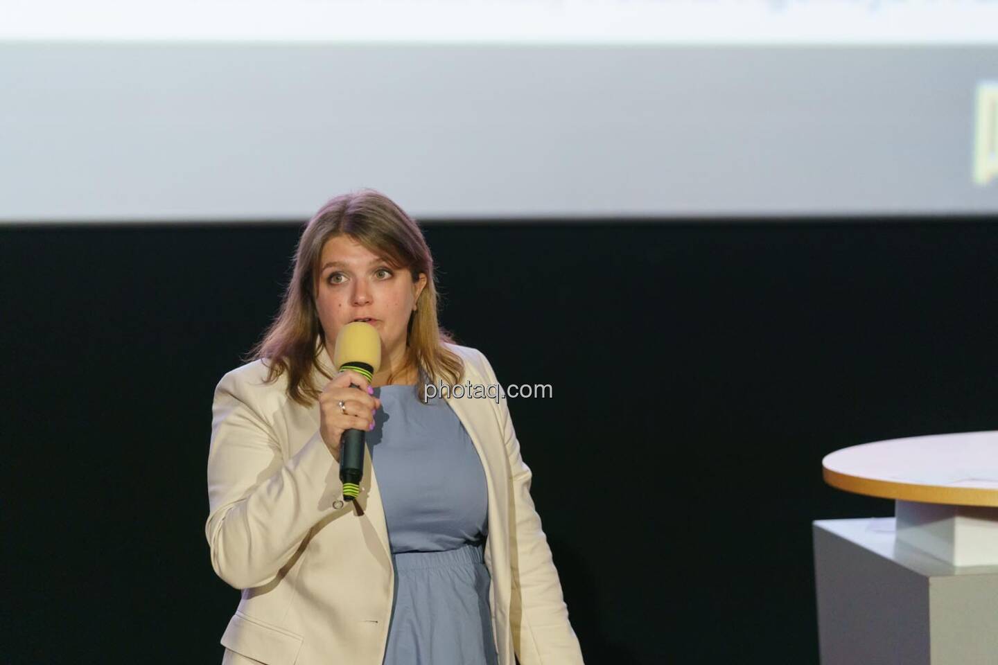 1. Aktientag von Börse Social und Börse Express im Cineplexx Kino, Präsentation PORR AG, Lisa Galuska (IR)